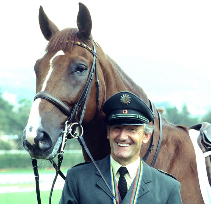 KLAUS BALKENHOL – MIT DEM STREIFENPFERD ZUR OLYMPIADE Foto von KLAUS BALKENHOL – MIT DEM STREIFENPFERD ZUR OLYMPIADE